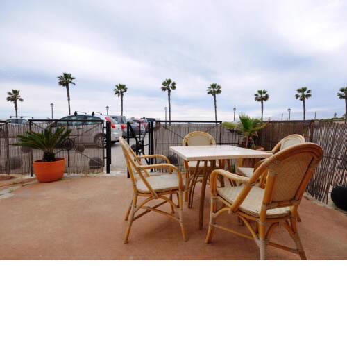 Apartamento con terraza frente al mar
