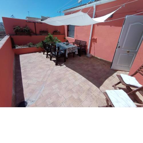 Apartamento con terraza, tipo ático, dos dormitorios y salón con sofá cama