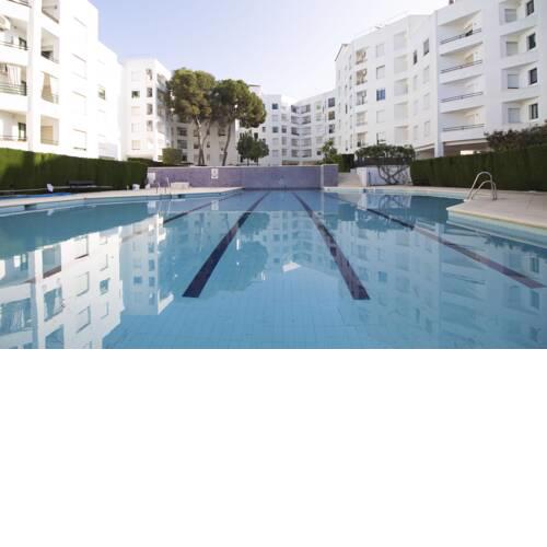 Apartamento con terraza y piscina a metros de la playa