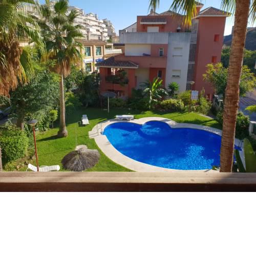 Apartamento con terraza y piscina junto a la playa
