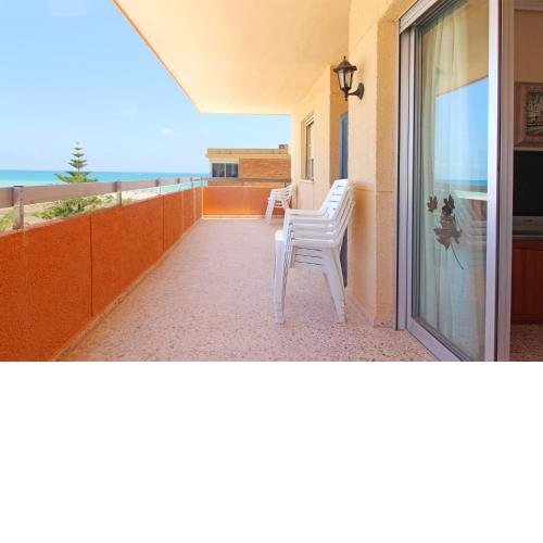 Apartamento con terraza y vistas a la playa