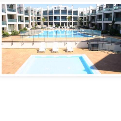 Apartamento con vistas al mar y piscina comunitaria. Zona los lagos