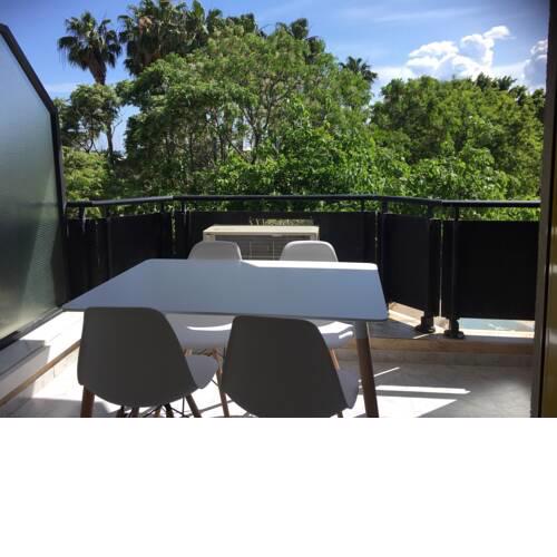 Apartamento delante del puerto deportivo .