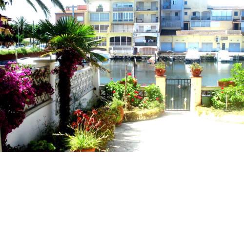 apartamento en planta baja directo al canal ref 81