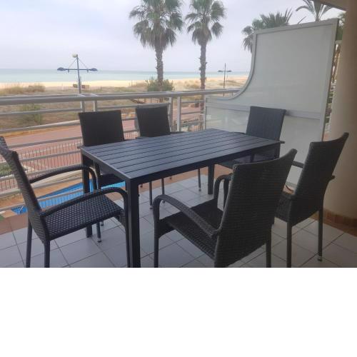 Apartamento en primera línea de playa con piscina y parking