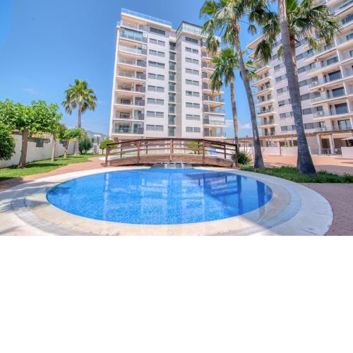 Apartamento en zona Marina D'Or con amplia terraza, piscina, jacuzzi, pádel