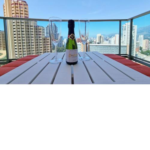 Apartamento familiar con terraza privada, parking gratuito y WiFi