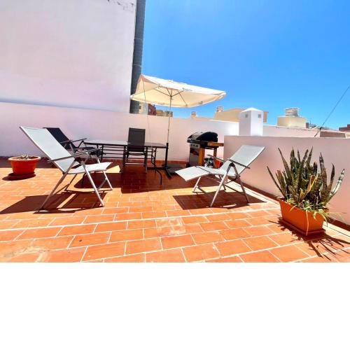 Apartamento junto a oceano, terraza, BBQ en Playa Alcala