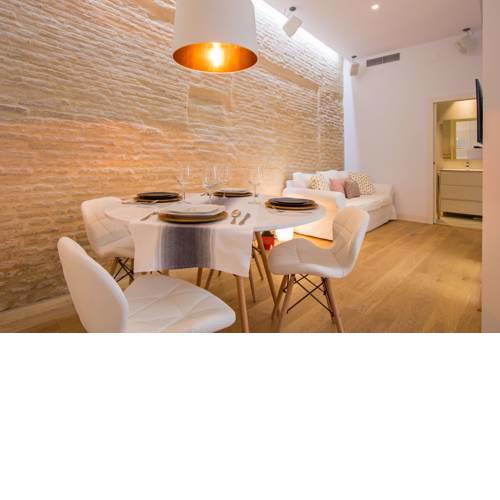 Apartamento minimalista en casa sevillana