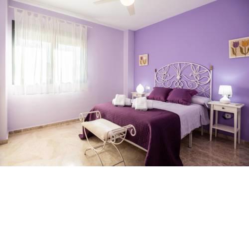 Apartamento muy bien situado con piscina y parking