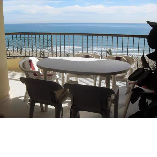Apartamento primera linea con piscina y parking.