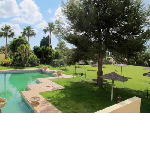 Apartamento reformado en Sotogrande con piscina y garaje