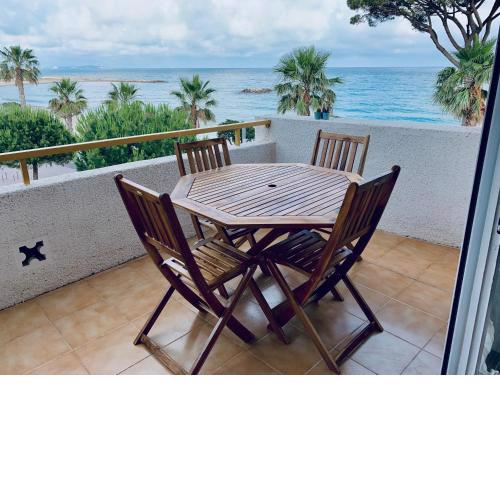 Apartamento sobre el mar, con piscina y wifi