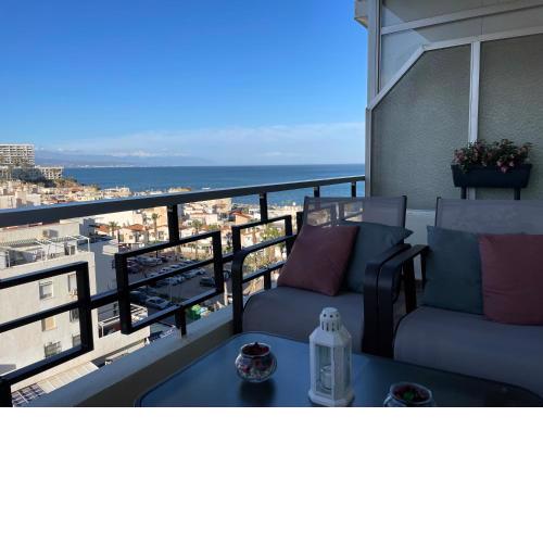 Apartamento totalmente reformado con piscina y jardines al lado de la playa de la Carihuela