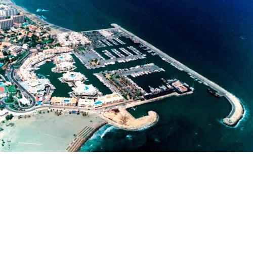APARTAMENTO VACACIONAL BENALMADENA PUERTO MARINA DENTRO DE LA ISLA VISTAS A LA PLAYA CON PISCINA