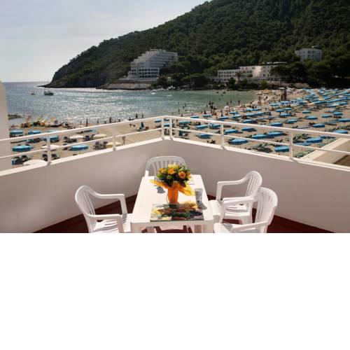 Apartamentos Cala Llonga