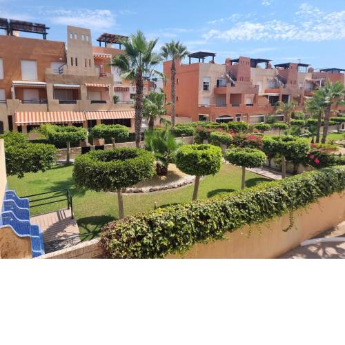 ¡Apartamentos cerca de la piscina y de la playa en urbanización Paraíso de Vera!