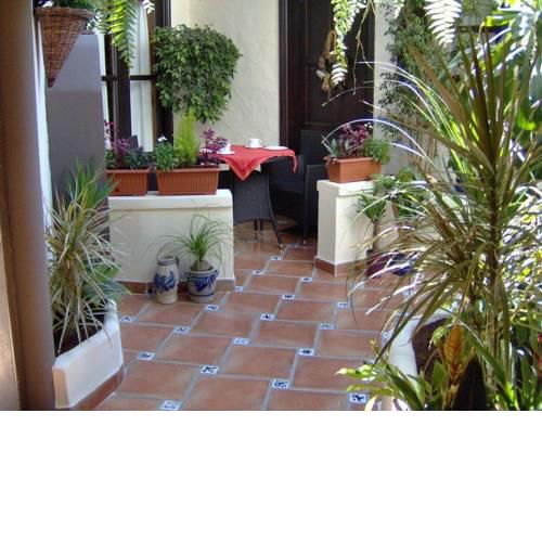 Apartamentos Monasterio de San Antonio - Mediterranes Apartment mit kleiner Terrasse im Innenhof