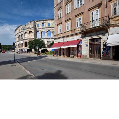 Apartment 20m from Arena and Garage