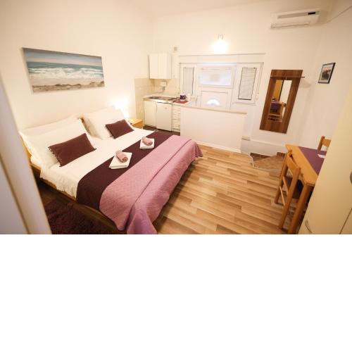 Apartment and Rooms Cvita