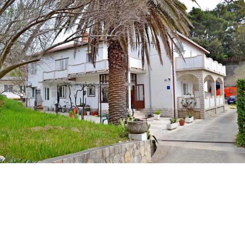 Apartment and Rooms Ruža