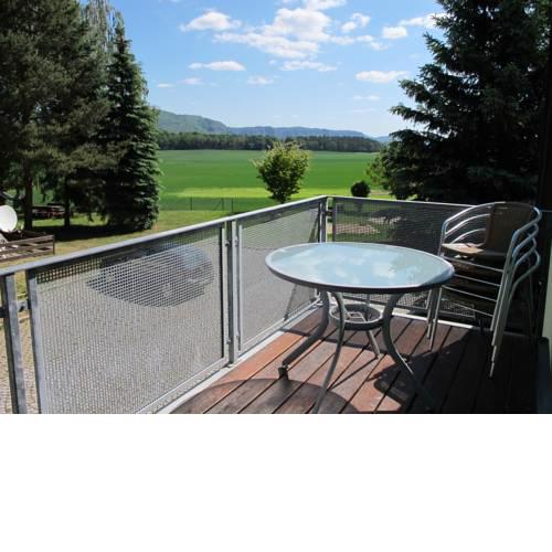 Modern Apartment in Reinhardtsdorf-Schona with Lawn