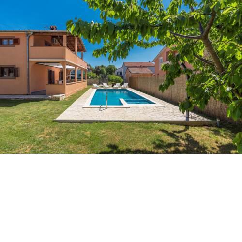 Apartment Emanuela with Private Pool near Pula