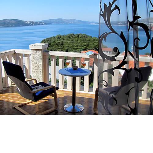 Apartment for two persons with sea view in Trogir near the beach