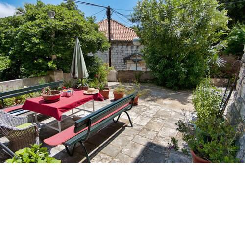 Apartment Gradac with garden next to beach and Old Town