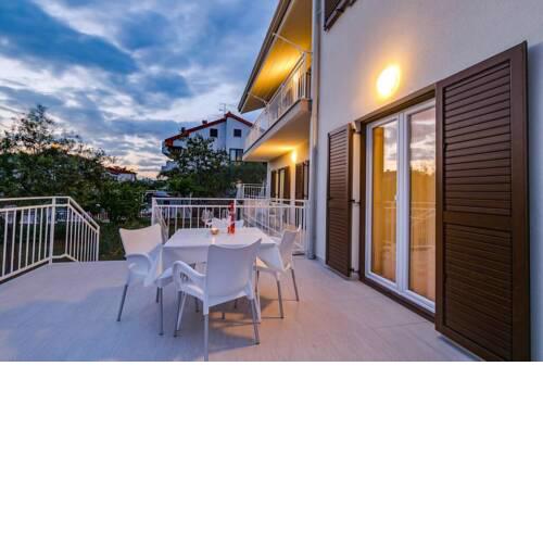 Apartment Helena near the beach