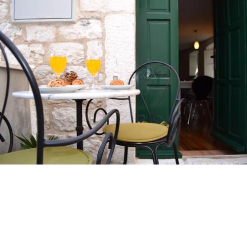 Apartment in a 500-year-old house in Kaštel Stari