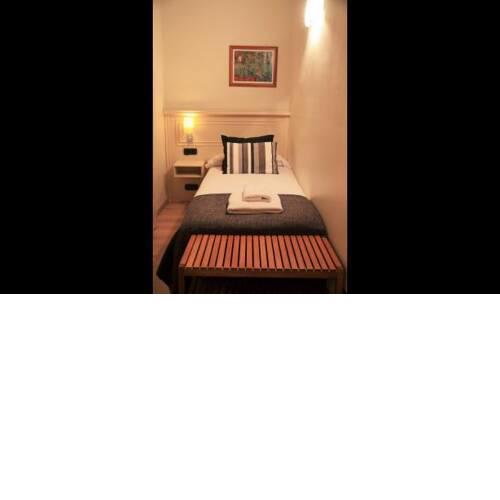 Apartment in Barcelona Sleeps 5 with Air Con