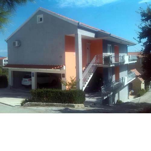 Apartment in Kaštel Sucurac with sea view, balcony, air conditioning, Wi-Fi (585-1)