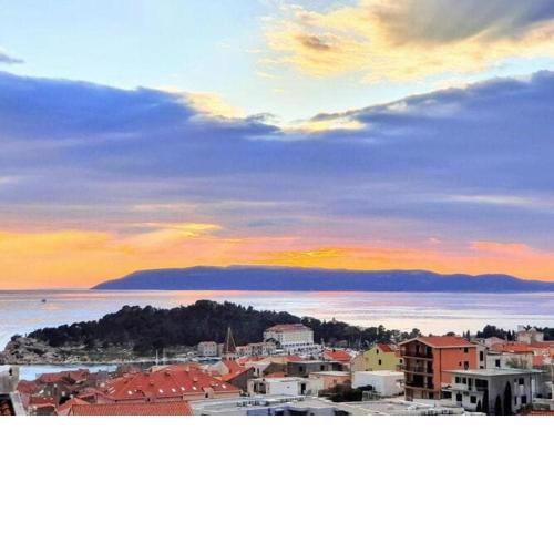 Apartment in Makarska overlooking the city and the sea