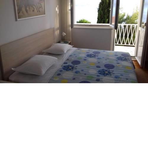 Apartment in Omiš with sea view, balcony, Wi-Fi (161-3)