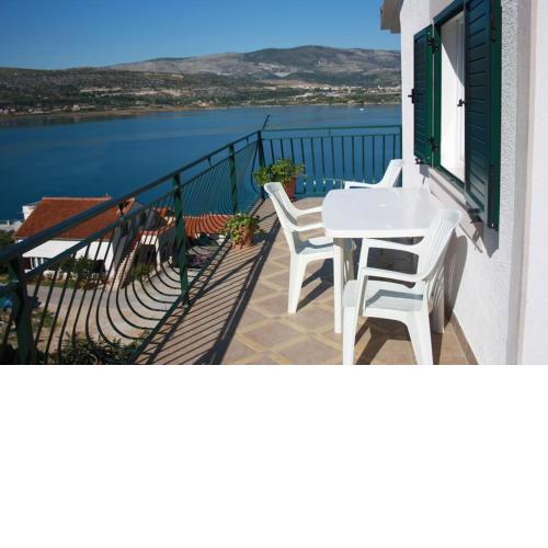 Apartment in Trogir with sea view, balcony, air conditioning, WiFi 4201-1