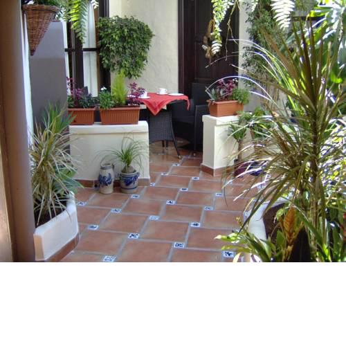 Apartment mit kleiner Innenhof-Terrasse im mediterranen Stil - [#120164]