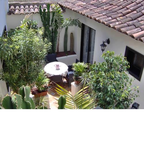 Apartment mit kleiner Innenhof-Terrasse im rustikalen Stil - [#120160]
