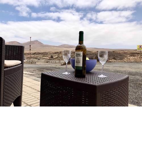 Apartment Oleada with sea views and wifi on the seafront in Caleta de Caballo