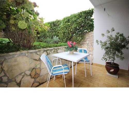 Apartment Ornela with garden