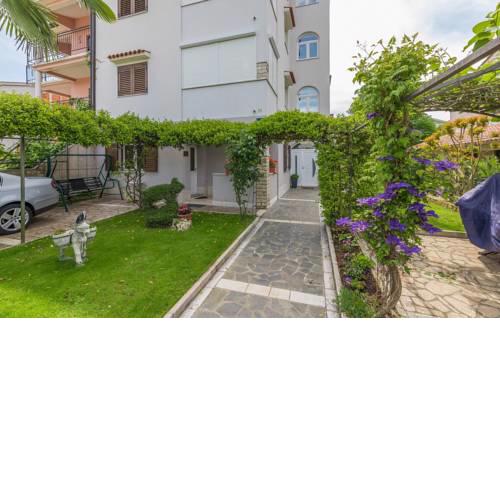 Apartment Slisko with Terrace and Garden