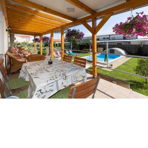Apartment Twisting By The pool