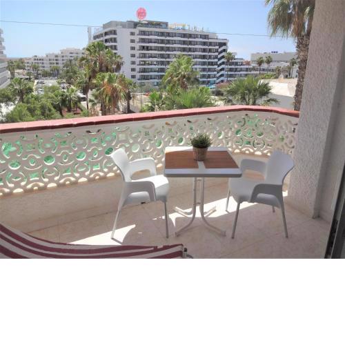 apartment with a large south-facing balcony, seaview and WIFI in Las Americas center