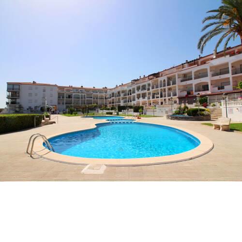 Apartment with a view of the canal and the communal pool