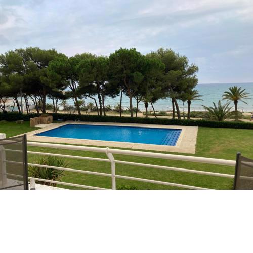 Apartment with great swimming pool & direct beach access