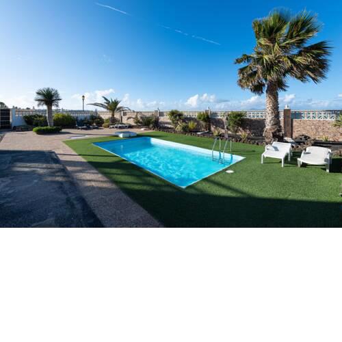 Apartment with pool and terrace 1 min from the Beach