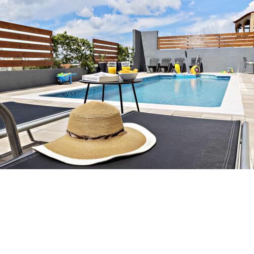 Apartment with pool Cvita