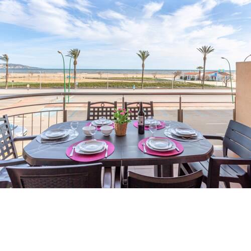 Apartment with sea view and located directly on the promenade of Empuriabrava