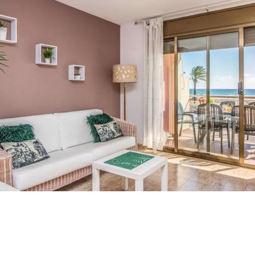 Apartment with sea view and located directly on the promenade of Empuriabrava
