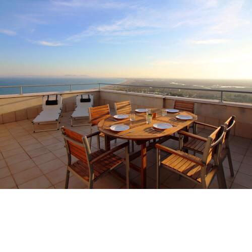 Apartment with sea view, walking distance to the beach